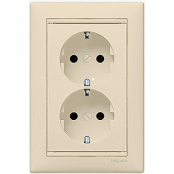 Розетка Legrand Valena 774371 двухместная с заземлением и защитными шторками Слоновая кость